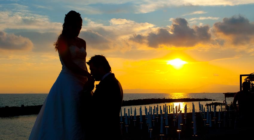 Il baciamano dello sposo incanta la sua adorata sposa